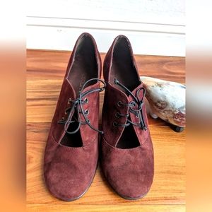 Aerosoles. cut-out suede oxford heels. Size 8.5/9
